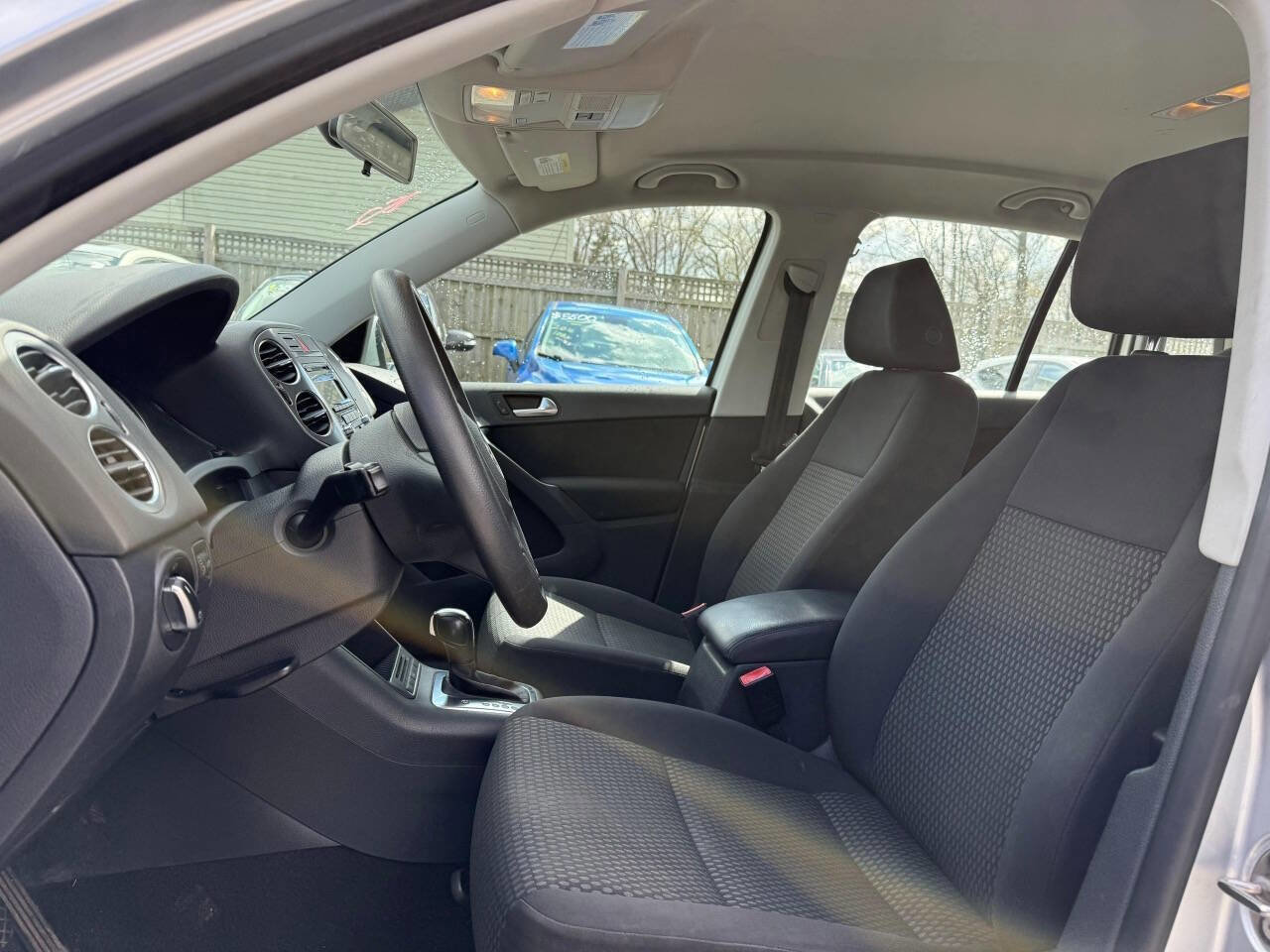 Used 2011 Volkswagen Tiguan SE image 6