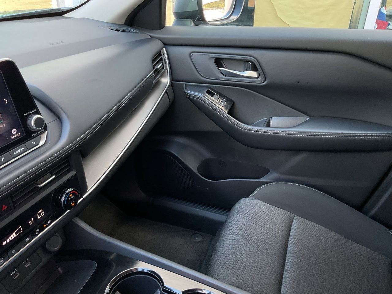 Used 2025 Nissan Rogue SV image 34