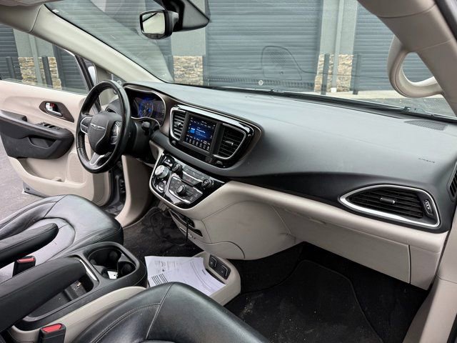 Used 2019 Chrysler Pacifica Touring-L image 11