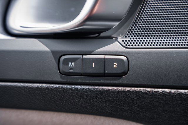 Certified 2025 Volvo XC40 B5 Plus w/ Protection Package Premier image 34