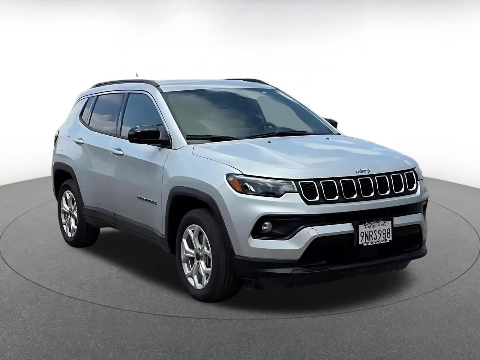 Used 2025 Jeep Compass Latitude AWD/4WD image 3
