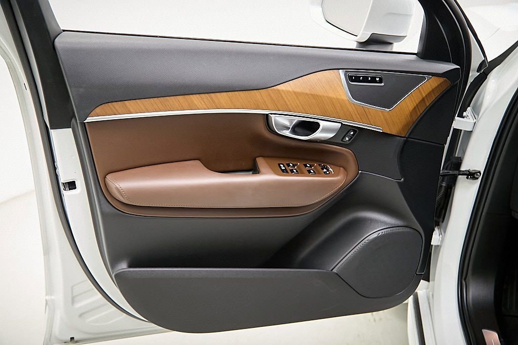 Certified 2024 Volvo XC90 T8 Plus w/ Protection Package Premier image 11