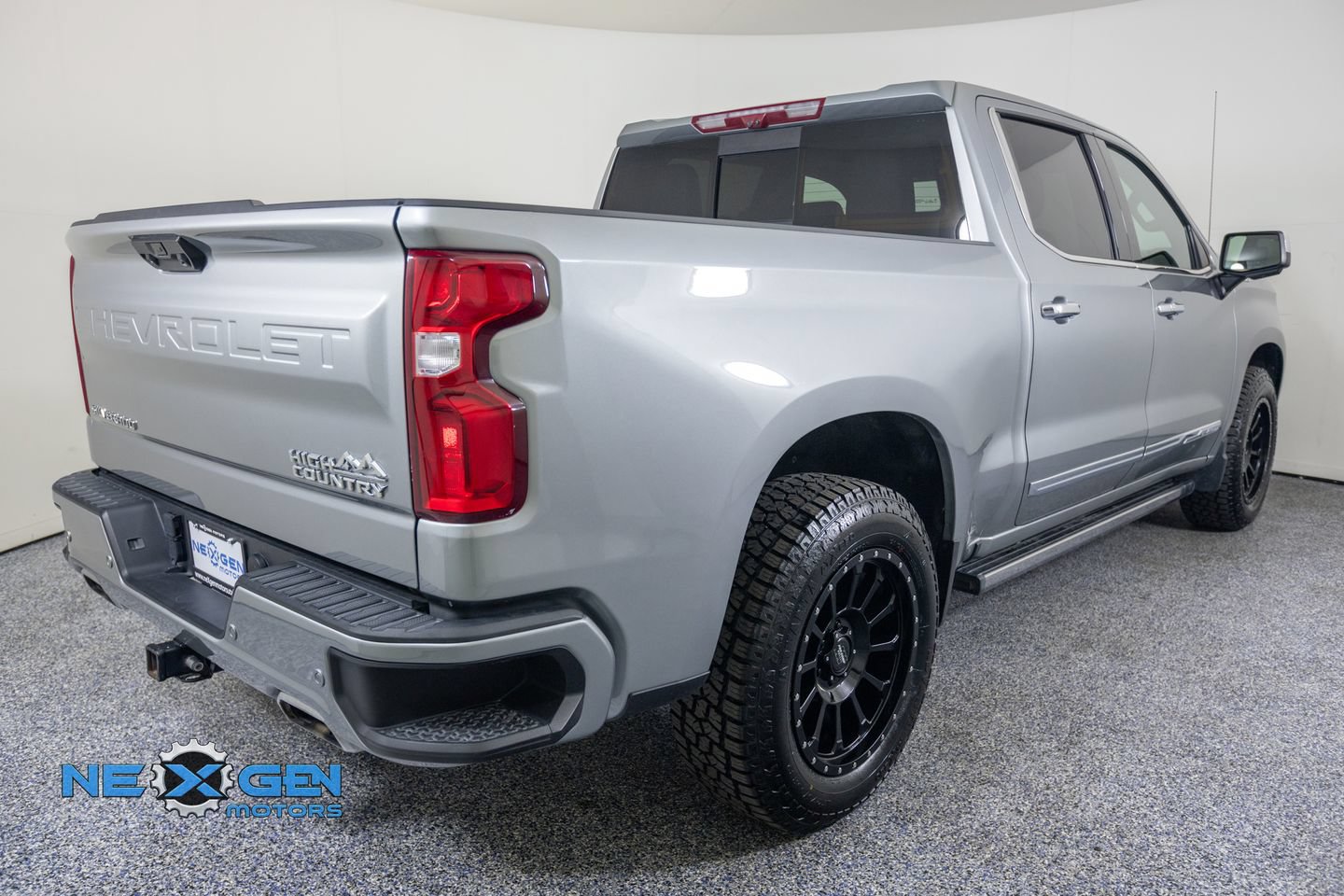 Used 2025 Chevrolet Silverado 1500 High Country w/ Technology Package AWD/4WD image 7