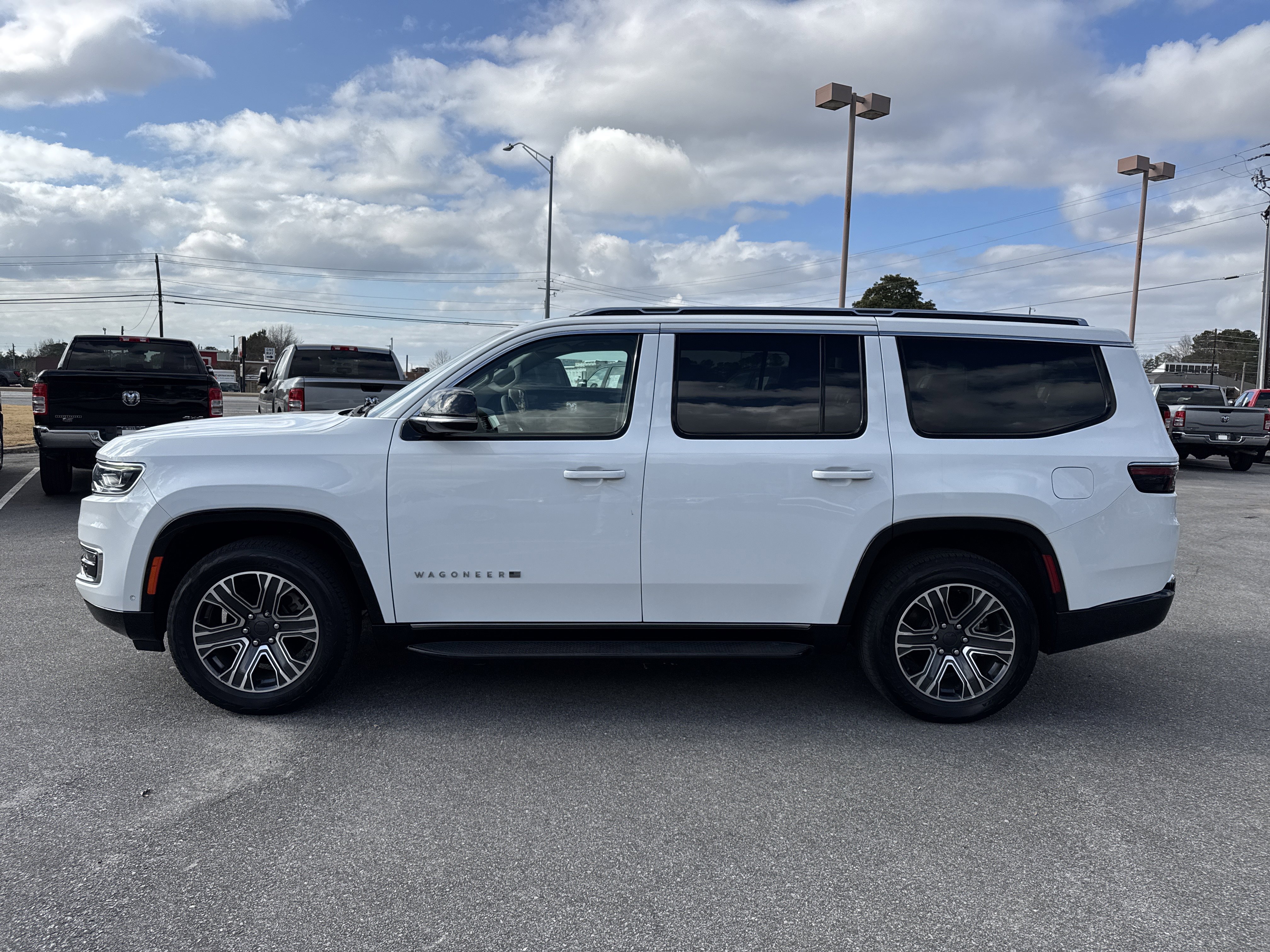 Used 2024 Jeep Wagoneer Series II w/ Flexible Seating Group image 9