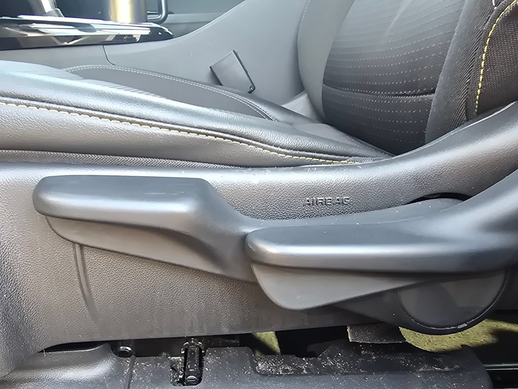 Used 2025 Chevrolet Trax LT FWD image 32