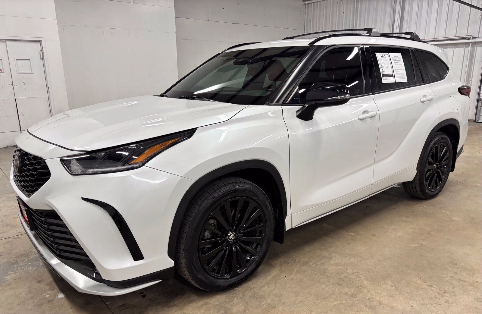 Used 2024 Toyota Highlander XSE FWD image 3