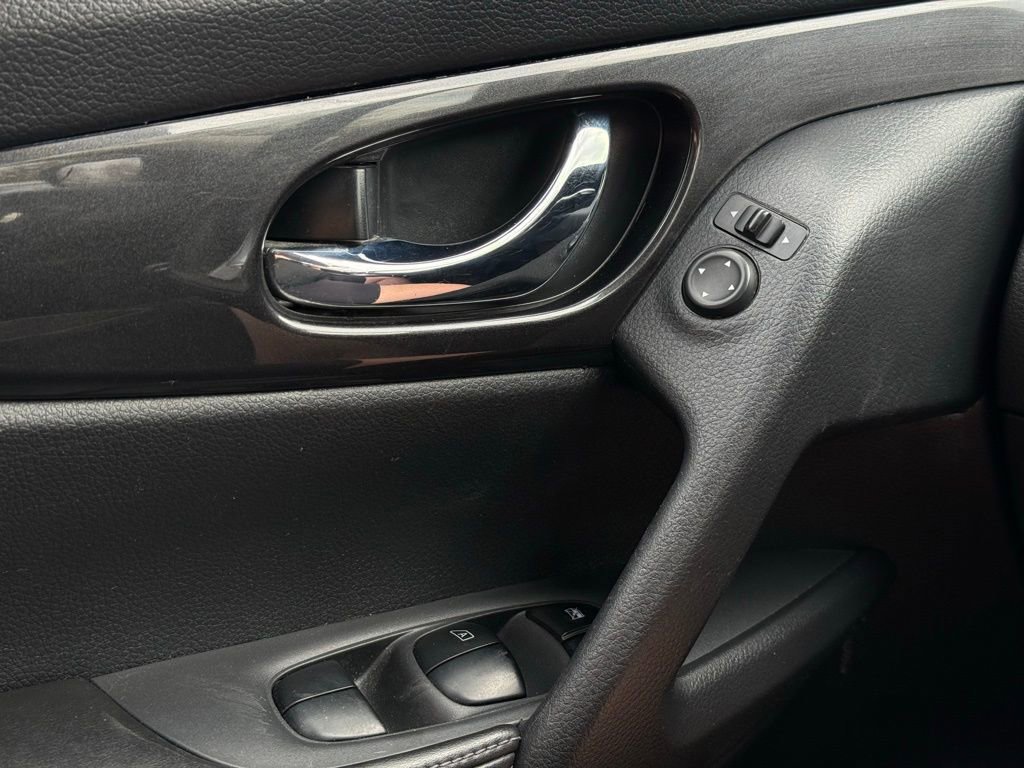 Used 2018 Nissan Rogue S image 24