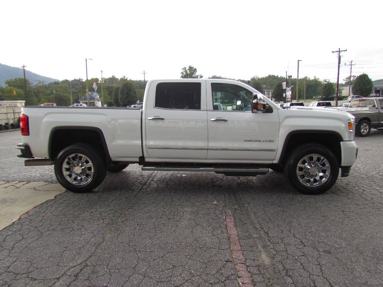 Used 2019 GMC Sierra 2500 Denali w/ Duramax Plus Package AWD/4WD image 6