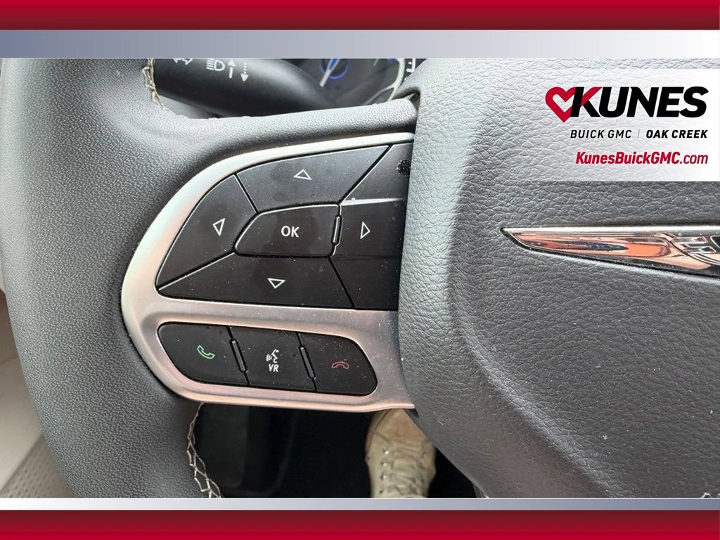 Used 2023 Chrysler Pacifica Touring-L FWD image 14