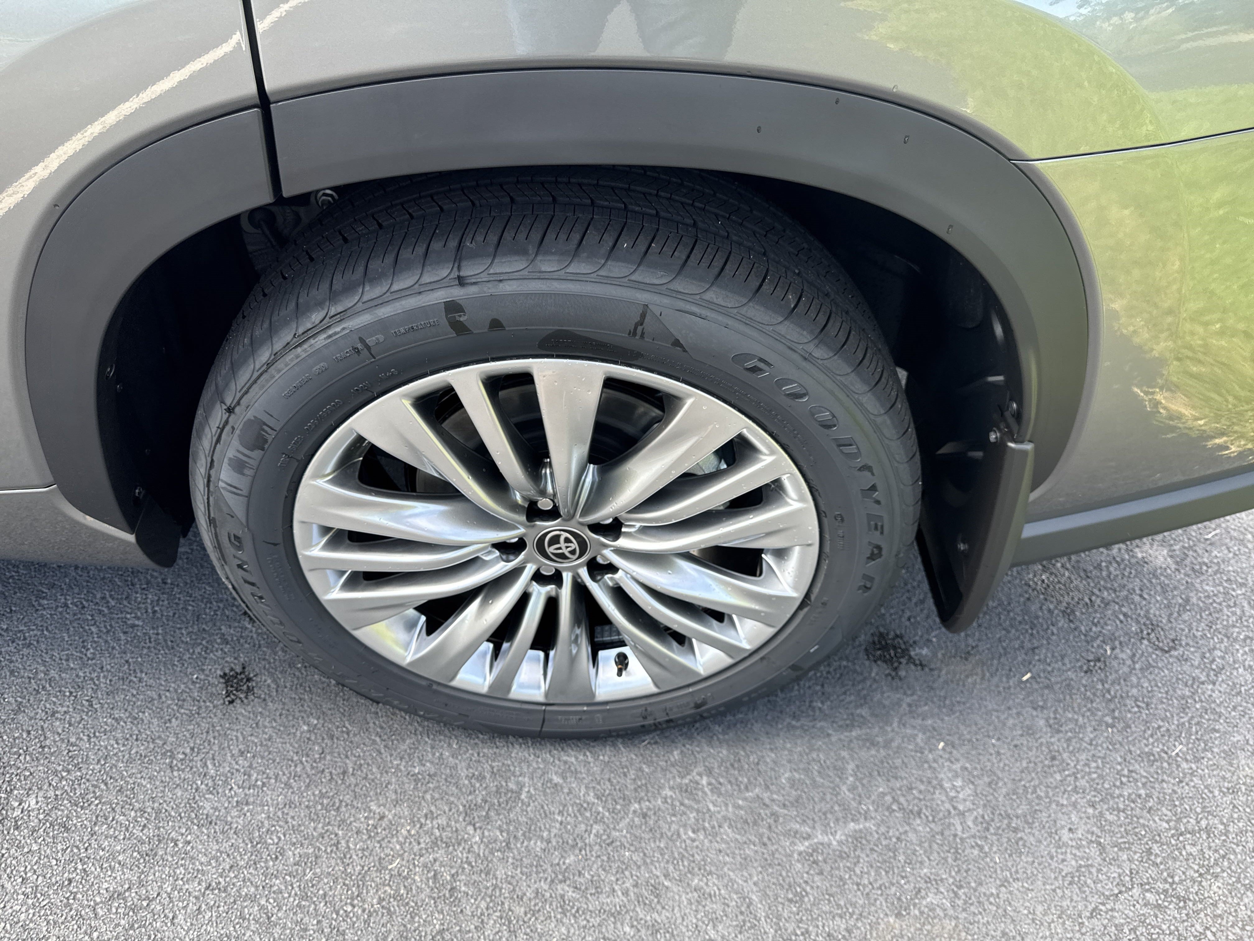 New 2025 Toyota Highlander Platinum AWD/4WD image 12