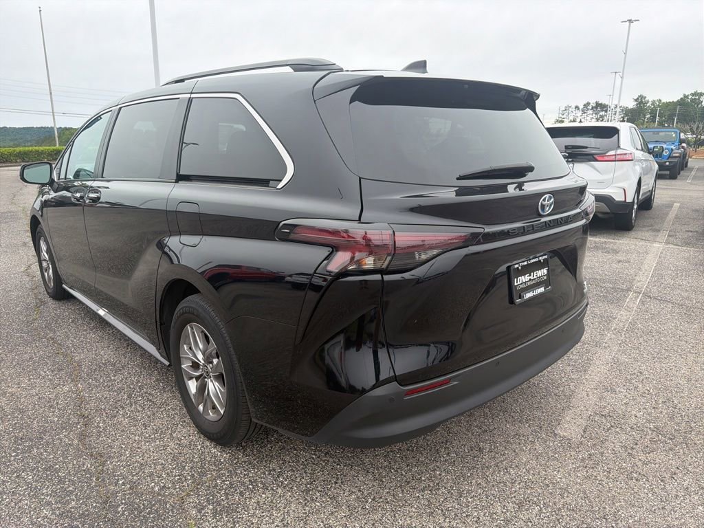 Used 2024 Toyota Sienna XLE FWD image 3
