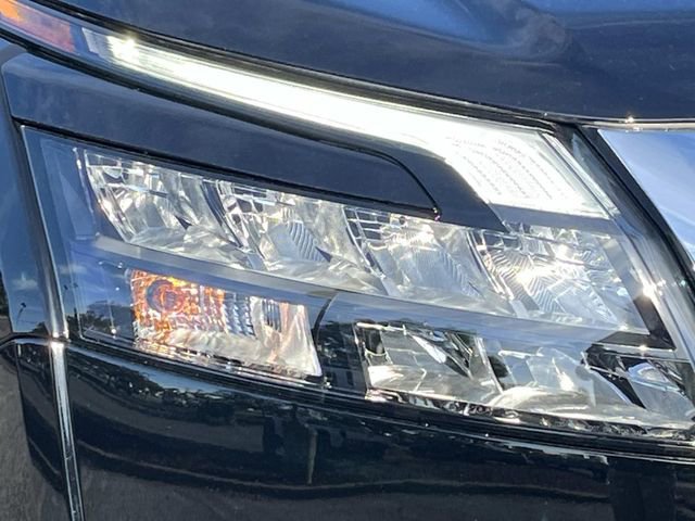 Used 2025 Nissan Pathfinder Platinum w/ Cargo Package FWD image 9
