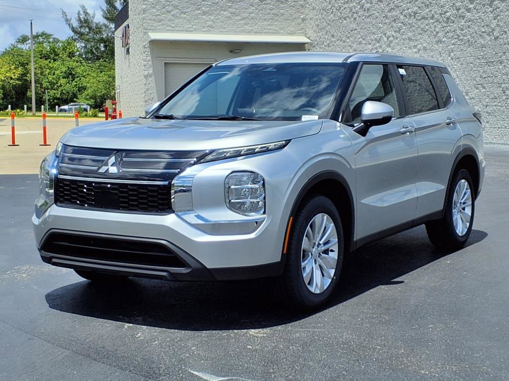 New 2025 Mitsubishi Outlander ES image 1
