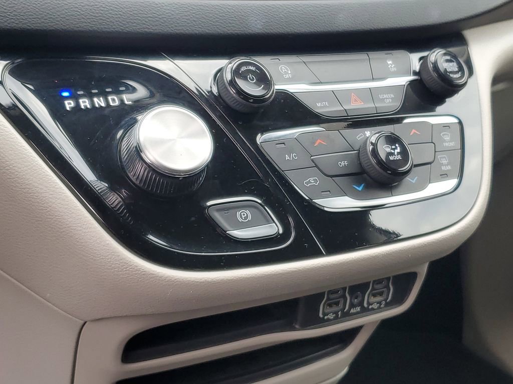 Used 2022 Chrysler Voyager LX image 21
