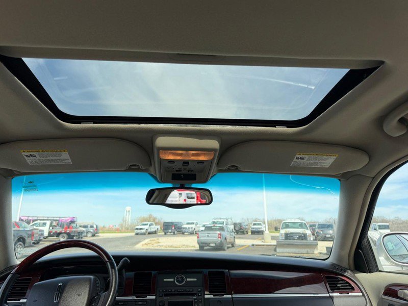 Used 2005 Lincoln Town Car Signature Limited image 9