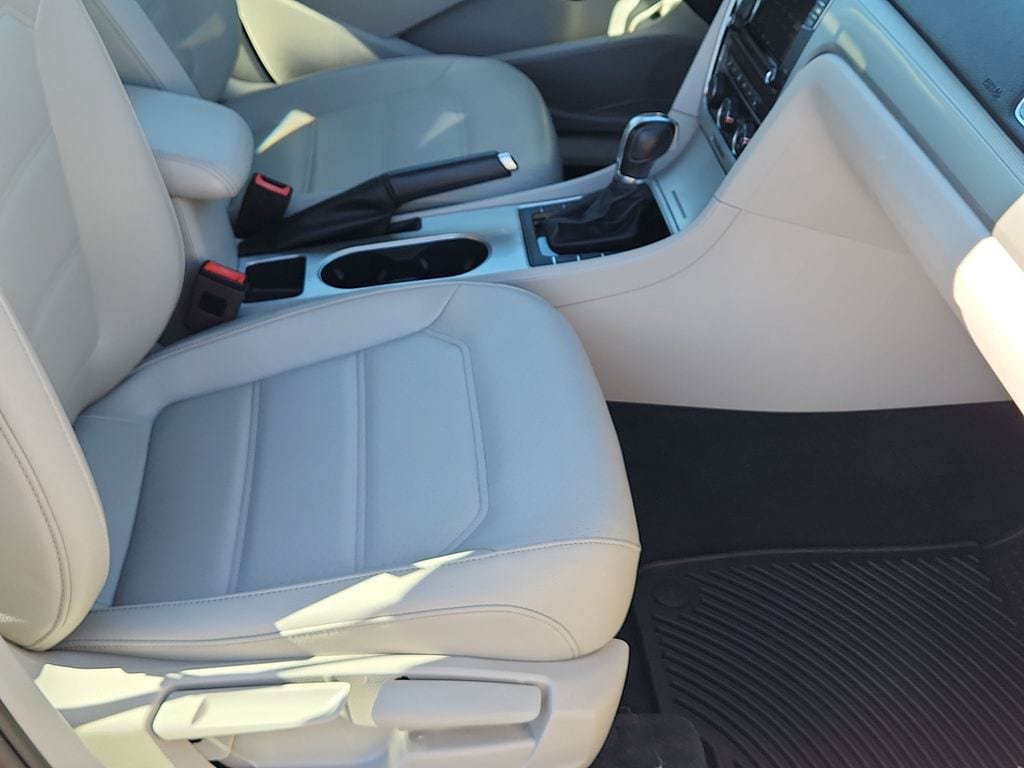 Used 2019 Volkswagen Passat 2.0T Wolfsburg w/ Wheels & Sunroof Package FWD image 12