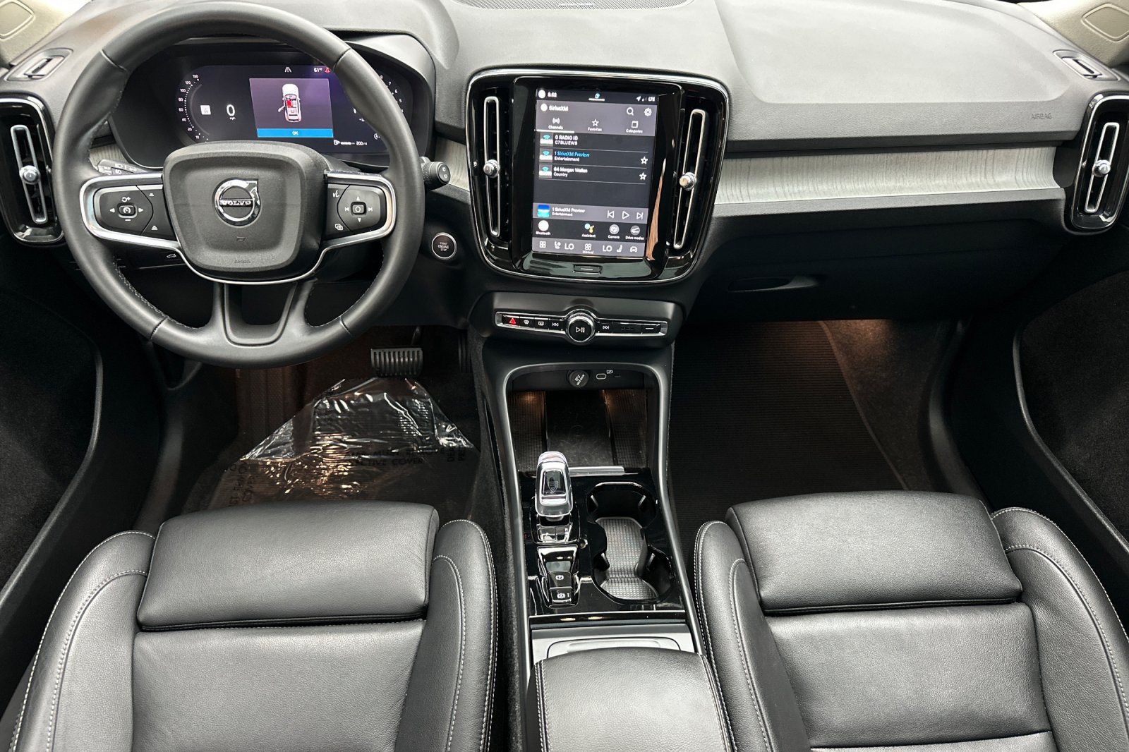 Certified 2024 Volvo XC40 B5 Plus w/ Climate Package AWD/4WD image 16