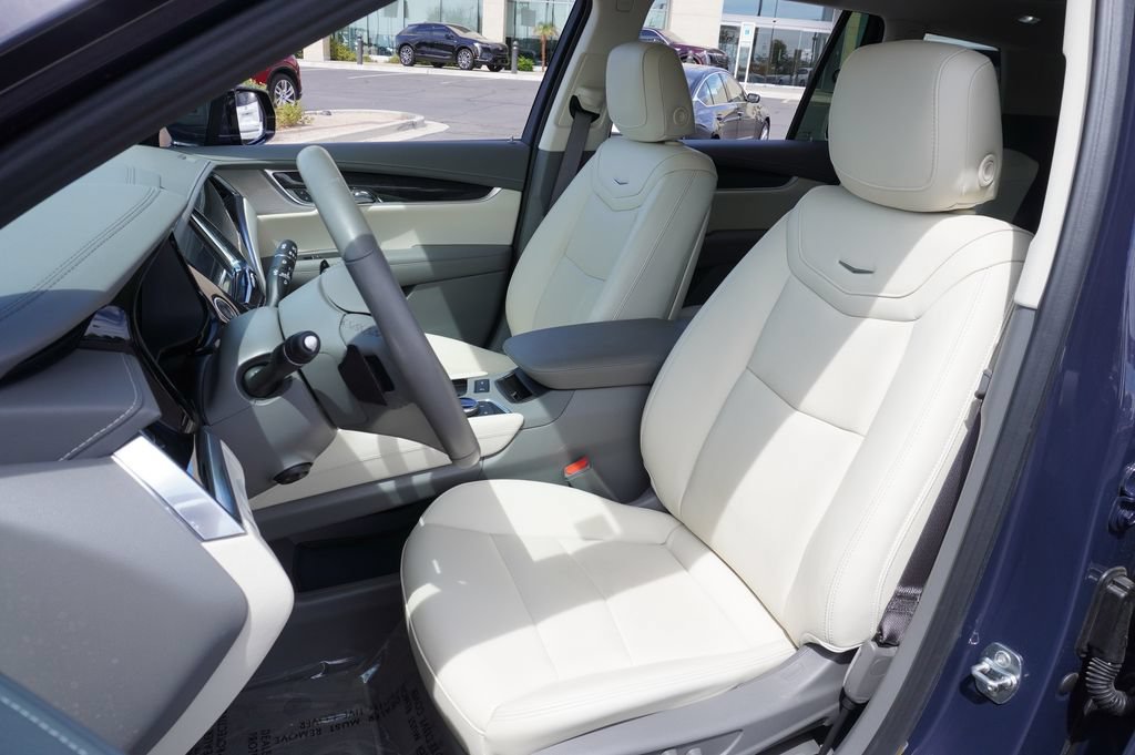 Certified 2025 Cadillac XT6 Premium Luxury FWD image 18