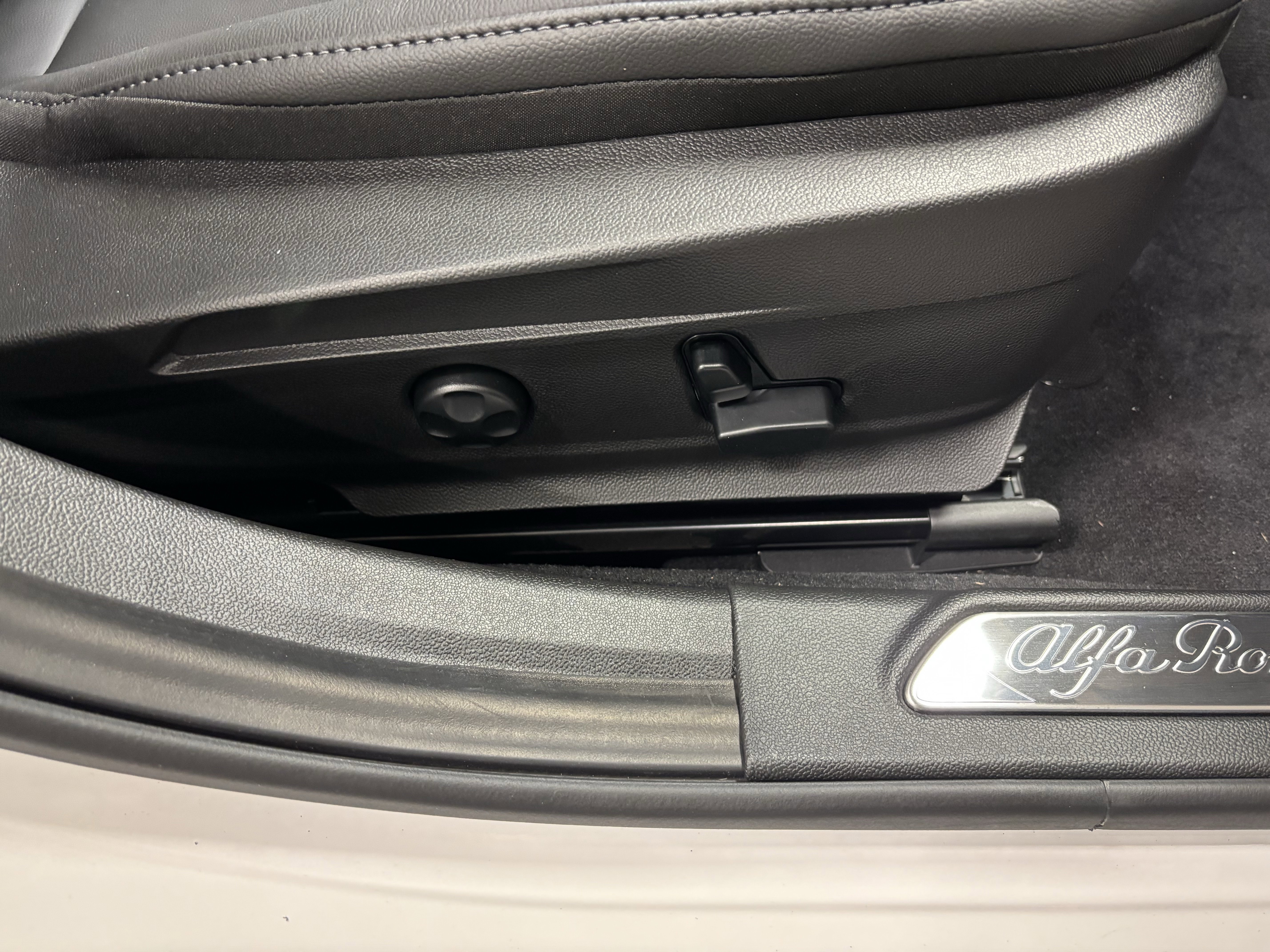 New 2025 Alfa Romeo Giulia AWD w/ Driving Assist Package image 15