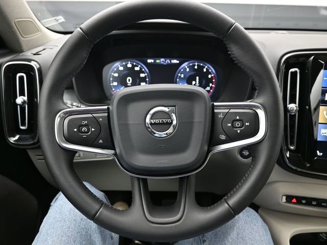Used 2020 Volvo XC40 T5 Momentum w/ Protection Package Premier image 20