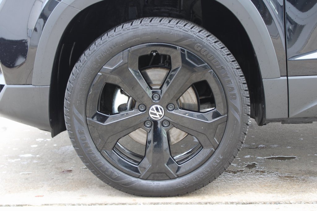 Certified 2025 Volkswagen Taos SE image 30