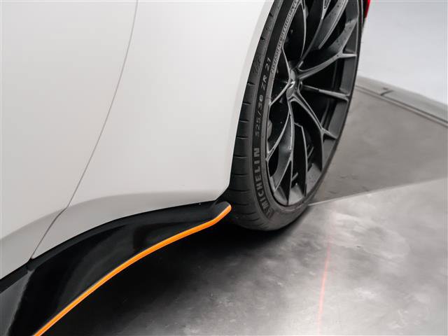 Used 2025 Aston Martin V8 Vantage Coupe RWD image 18