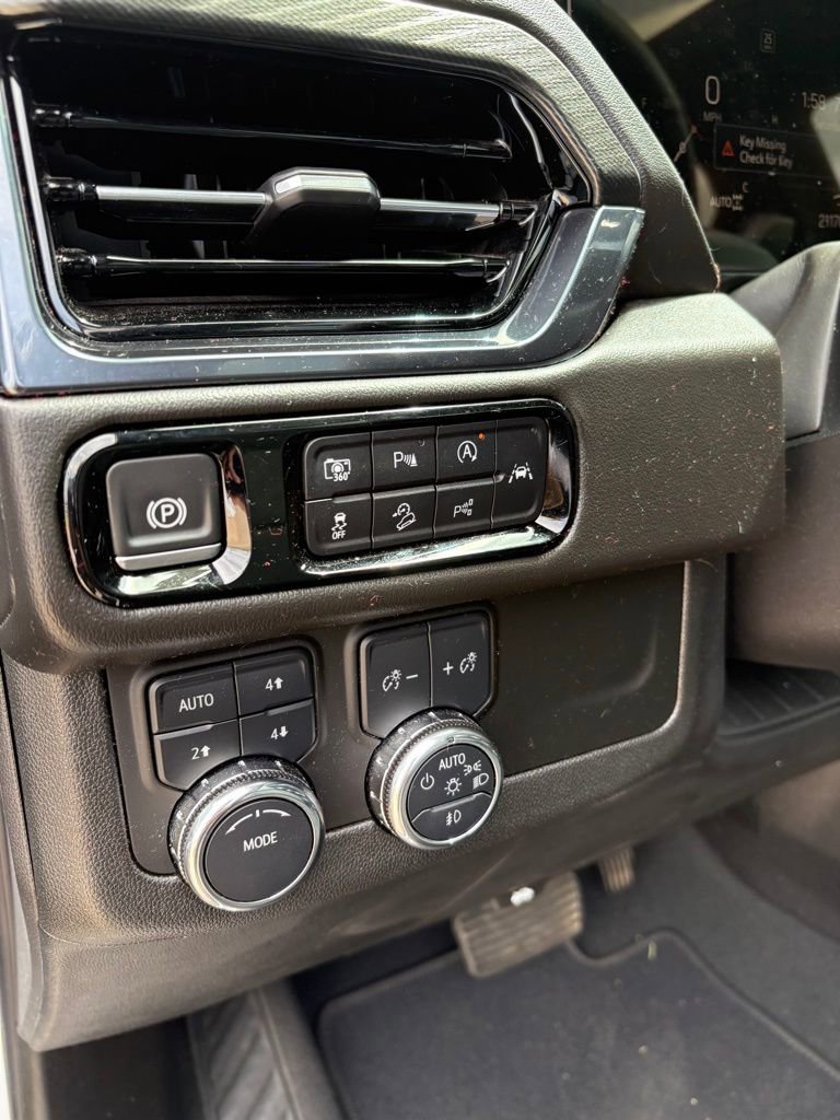 Used 2025 GMC Yukon XL AT4 w/ AT4 Premium Package image 4