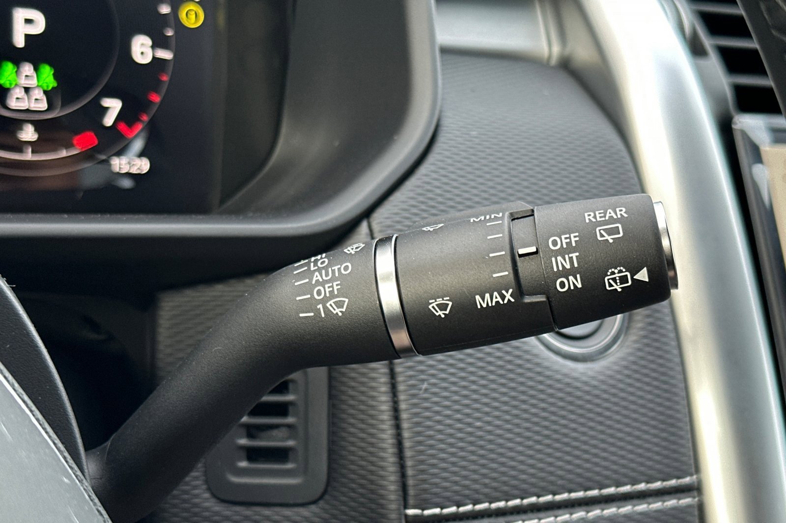 New 2025 Land Rover Discovery Dynamic SE image 23