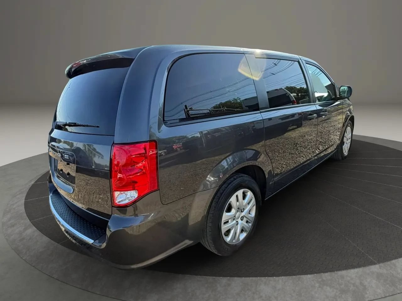 Used 2019 Dodge Grand Caravan SE w/ UConnect Hands-Free Group FWD image 5