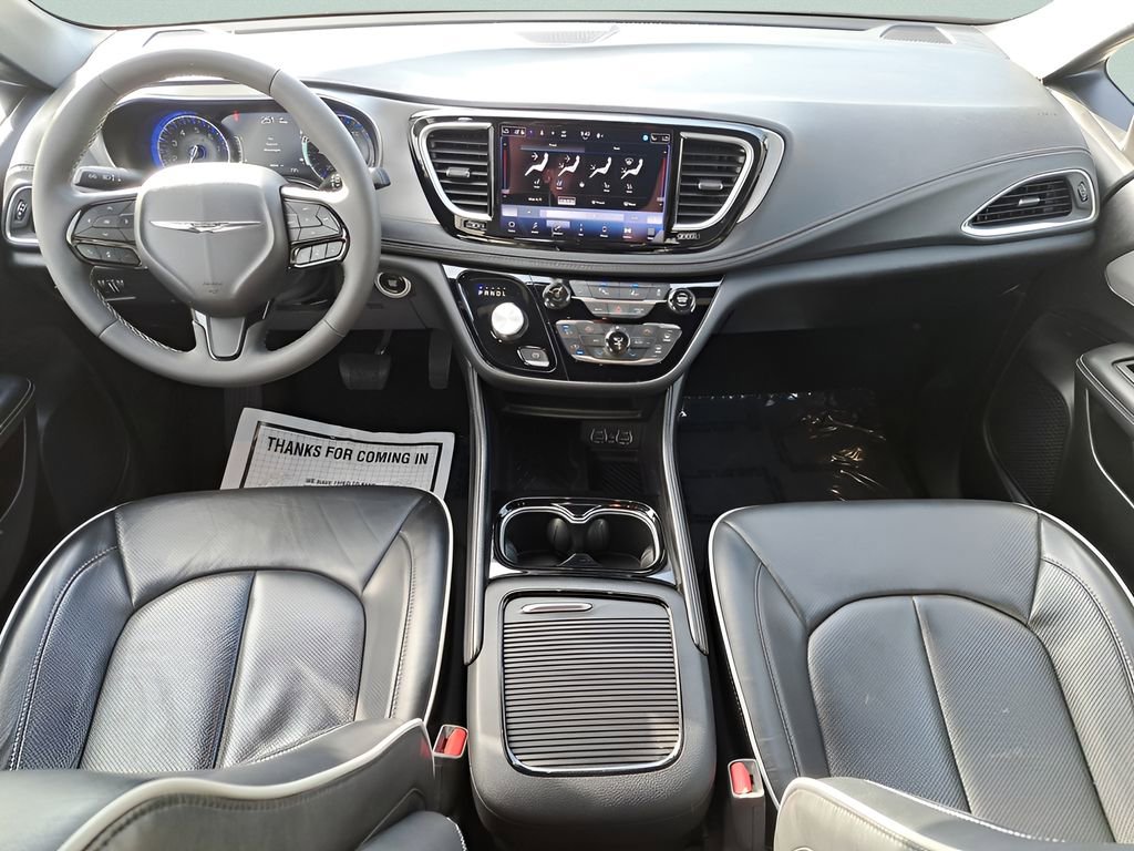 Used 2025 Chrysler Pacifica Limited image 10