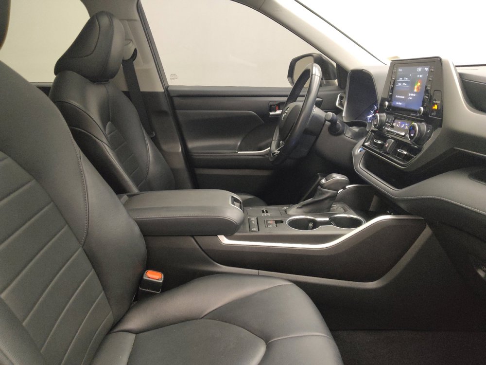 Used 2021 Toyota Highlander XLE FWD image 21