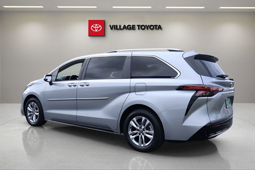Certified 2022 Toyota Sienna Limited image 3