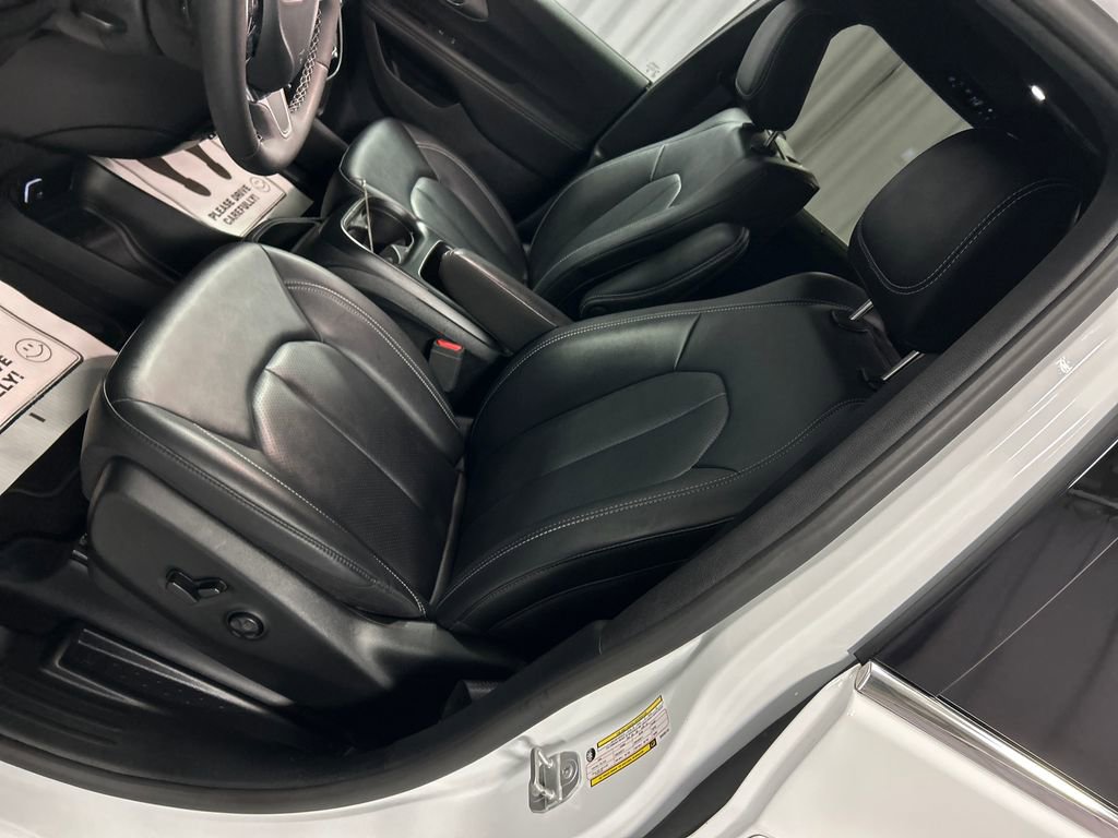 Used 2025 Chrysler Pacifica Select w/ Uconnect Theater Family Group image 12