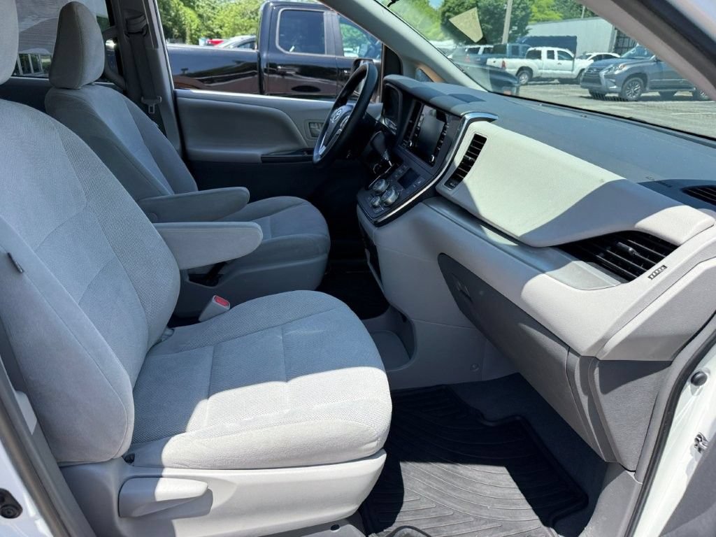 Used 2019 Toyota Sienna L FWD image 19