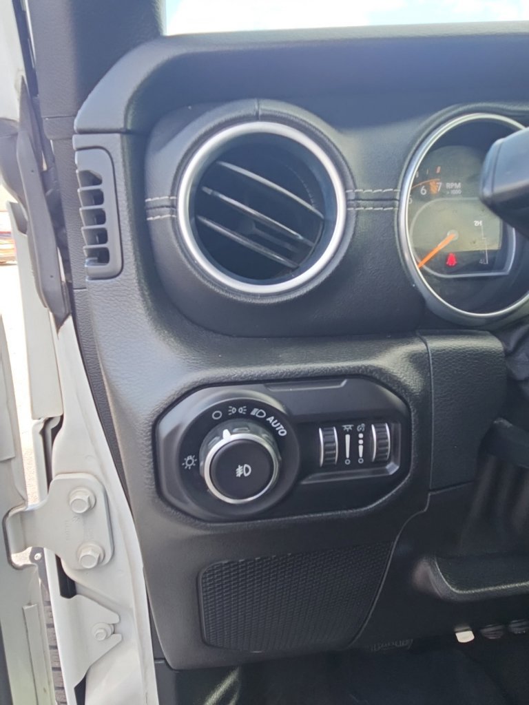Used 2018 Jeep Wrangler Unlimited Sahara AWD/4WD image 15