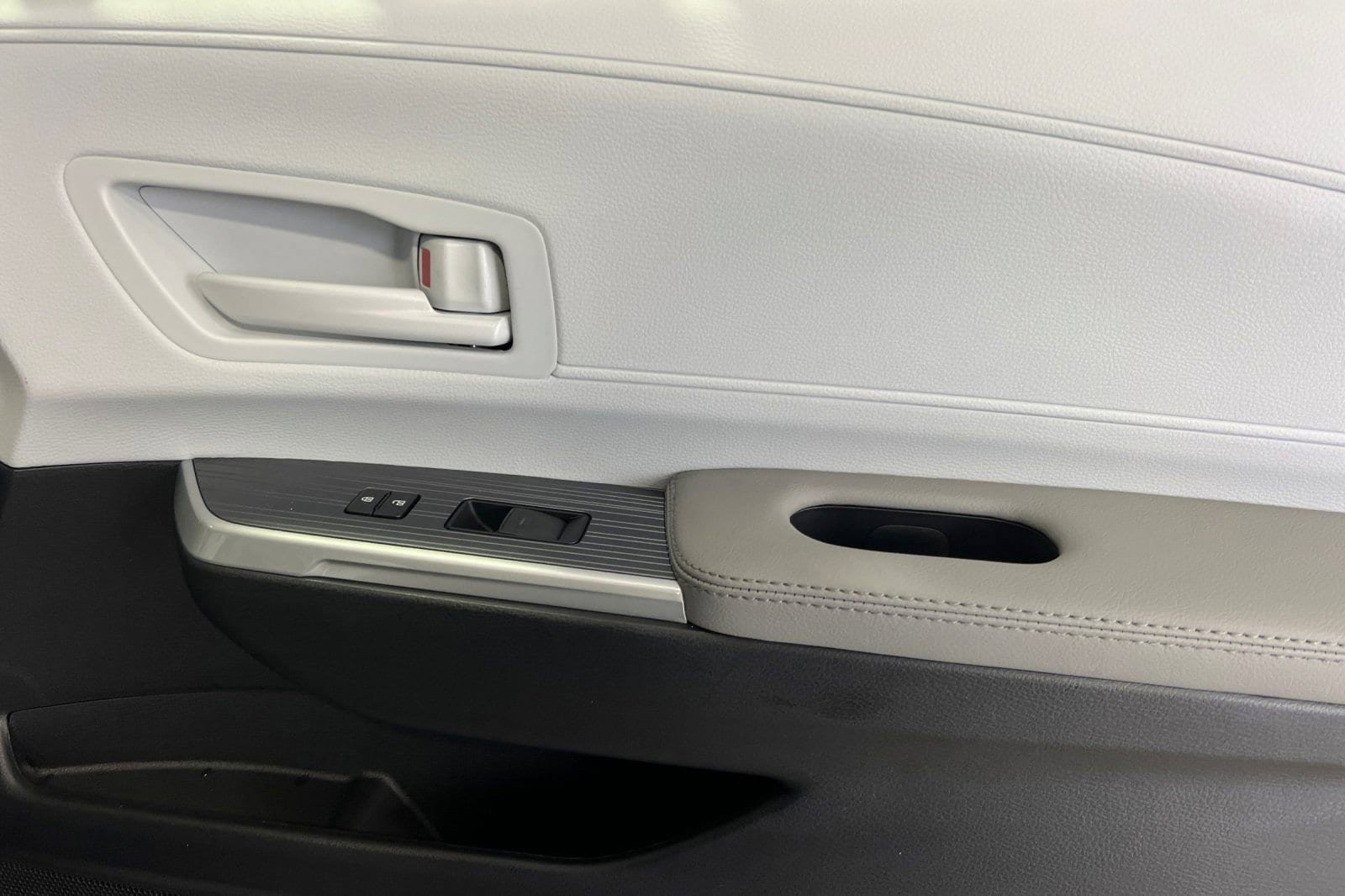 New 2026 Toyota Sienna LE FWD image 21