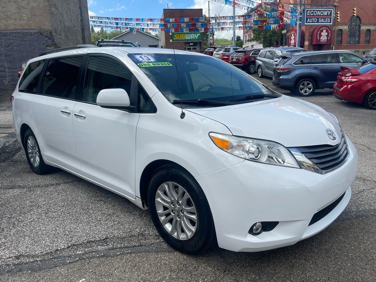 Used 2013 Toyota Sienna XLE w/ Entertainment Pkg FWD image 4