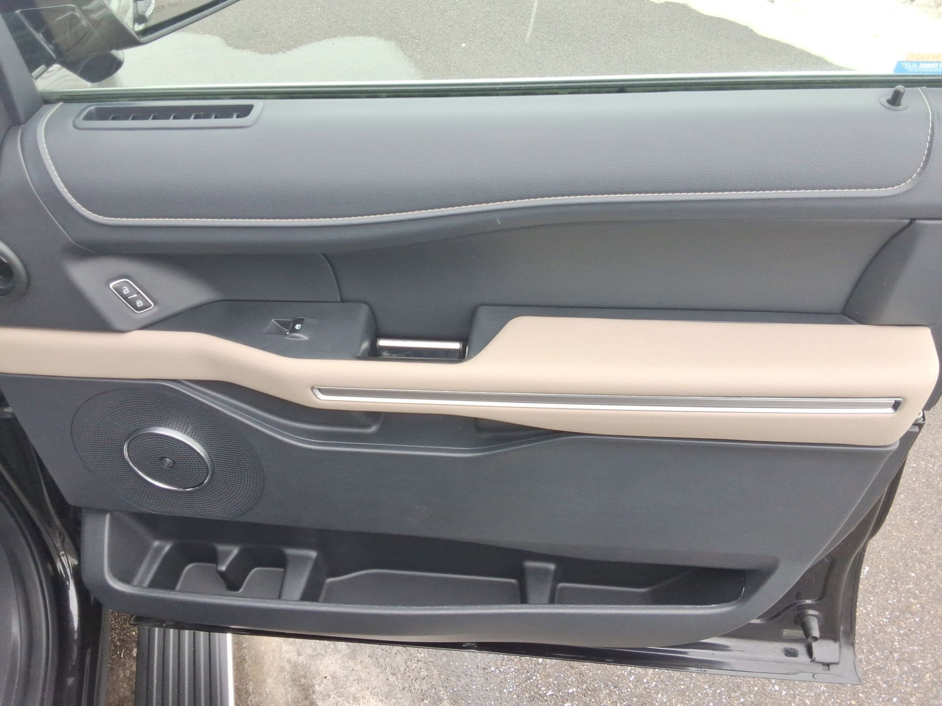 Used 2024 Ford Expedition Limited image 27