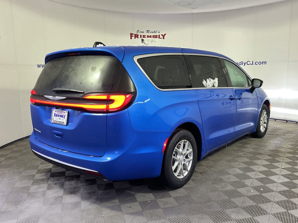 New 2026 Chrysler Pacifica Select image 3