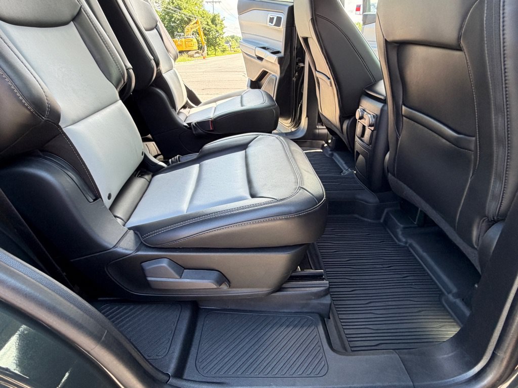 Used 2022 Ford Explorer XLT w/ Equipment Group 202A AWD/4WD image 21
