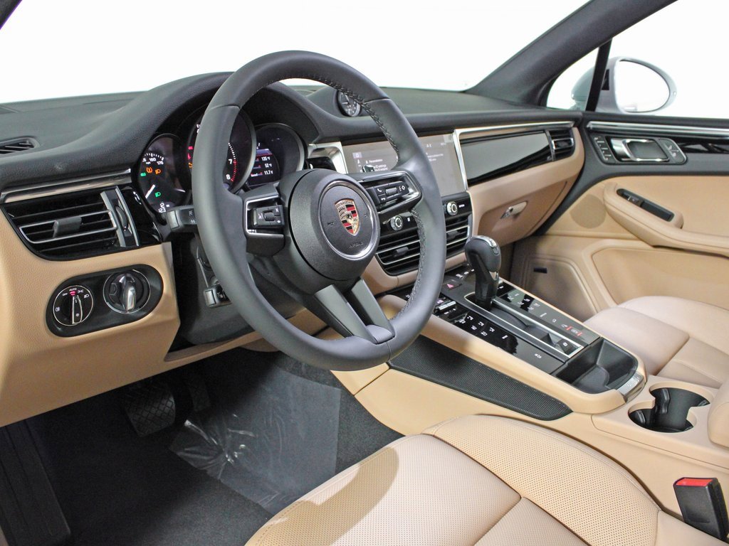 Used 2025 Porsche Macan image 4