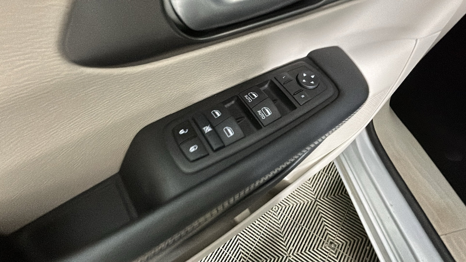 Used 2024 Chrysler Pacifica Touring-L AWD/4WD image 12