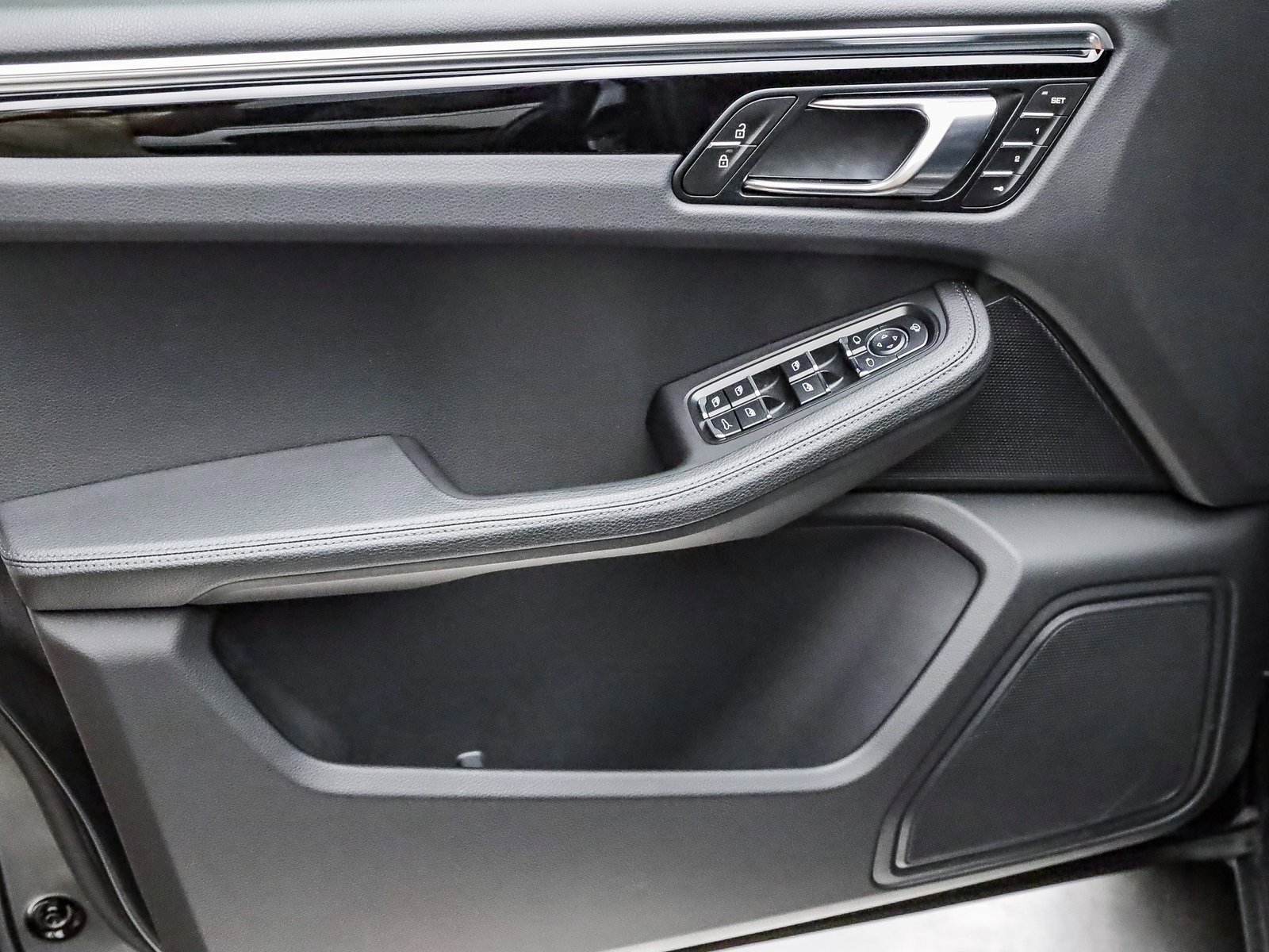 Certified 2025 Porsche Macan image 20