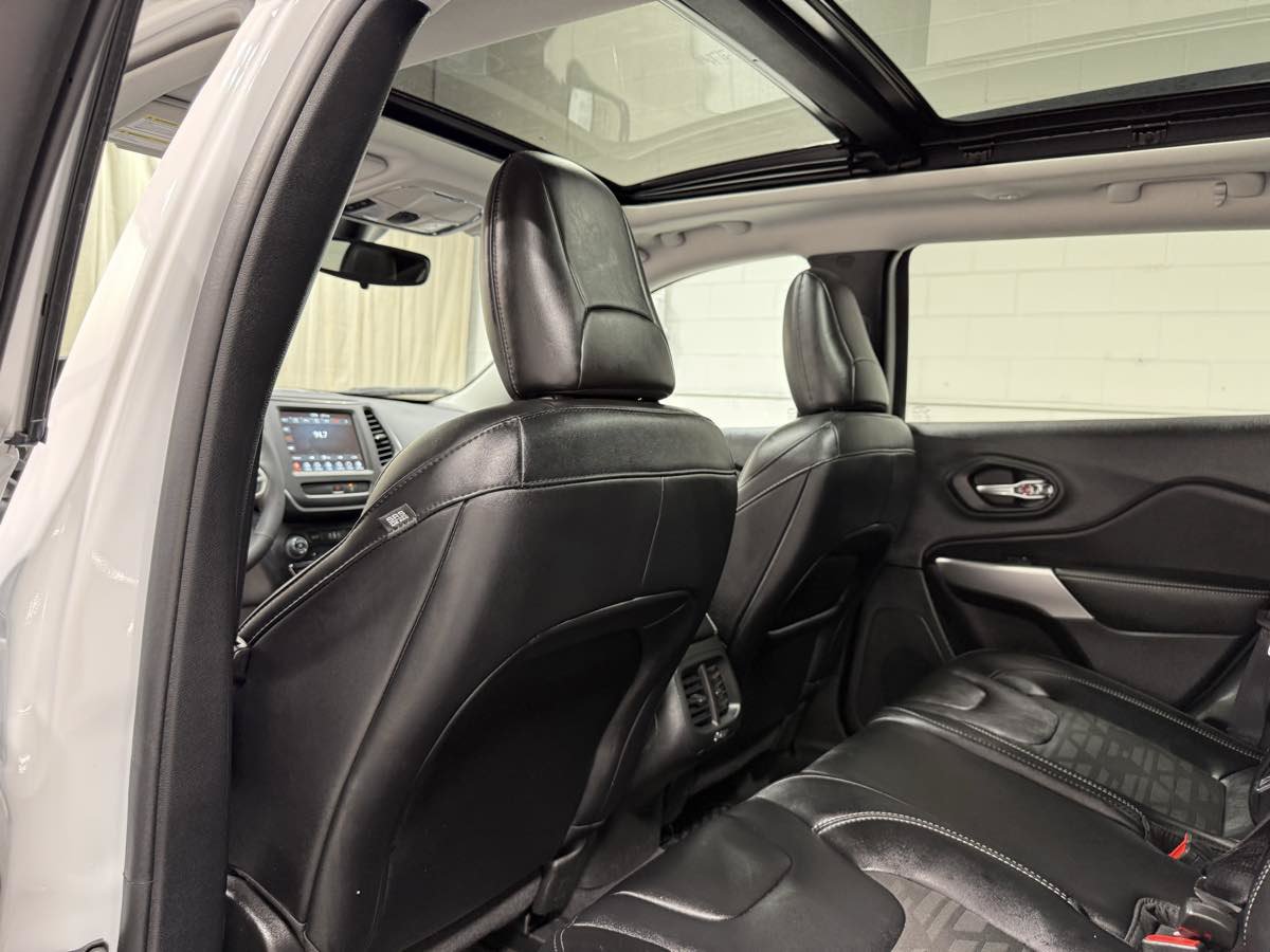 Used 2022 Jeep Cherokee Latitude w/ Sun & Sound Group AWD/4WD image 17