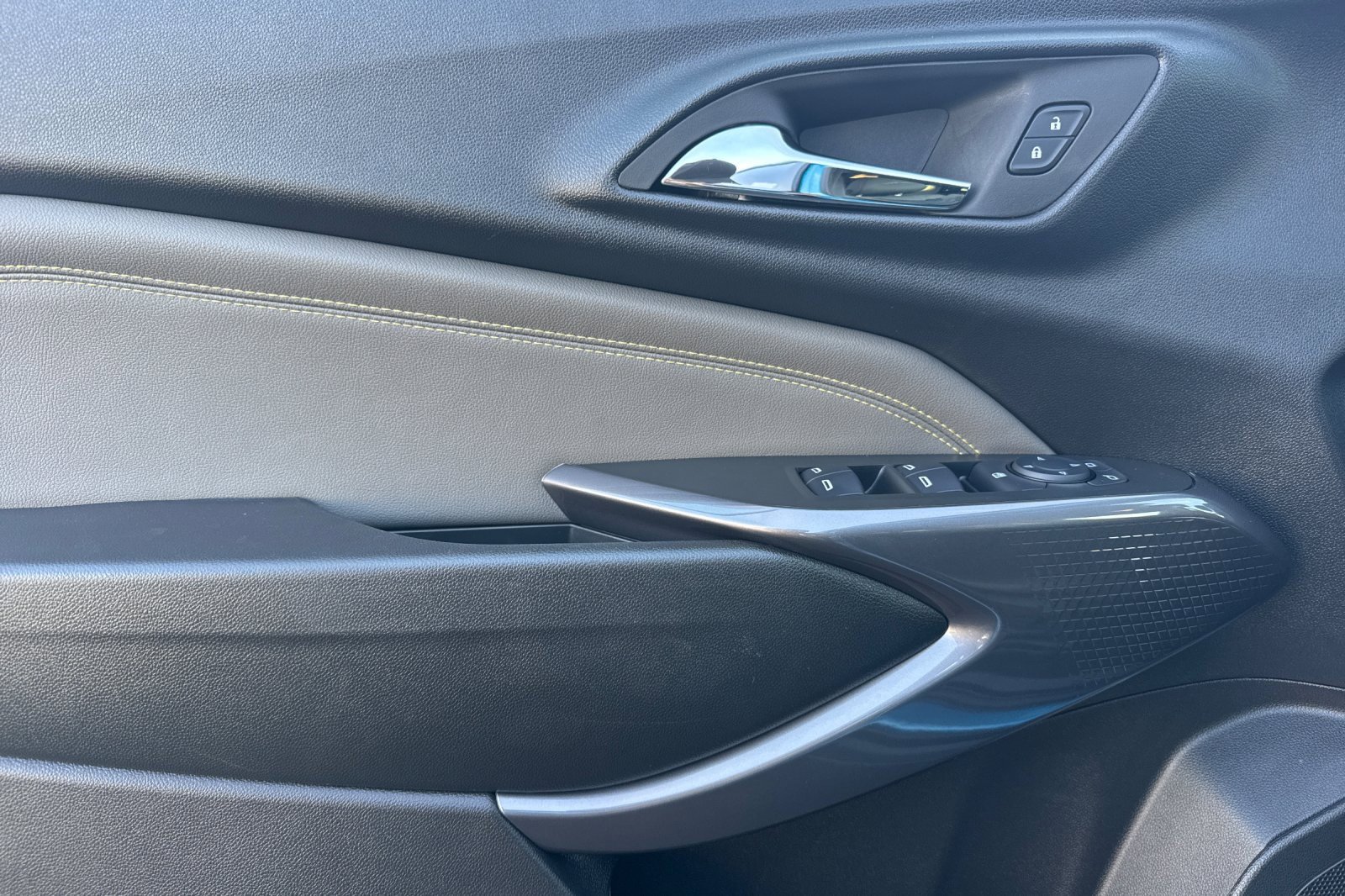 Used 2025 Chevrolet Trax ACTIV w/ Sunroof Package image 11