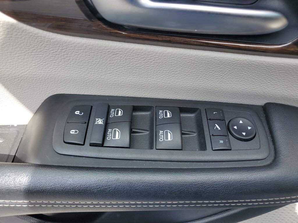 Used 2021 Chrysler Pacifica Limited w/ Uconnect Theater Family Group image 14