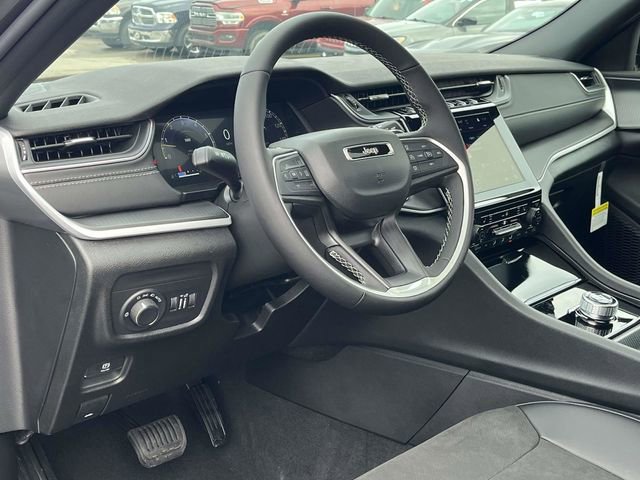 New 2025 Jeep Grand Cherokee Altitude image 9