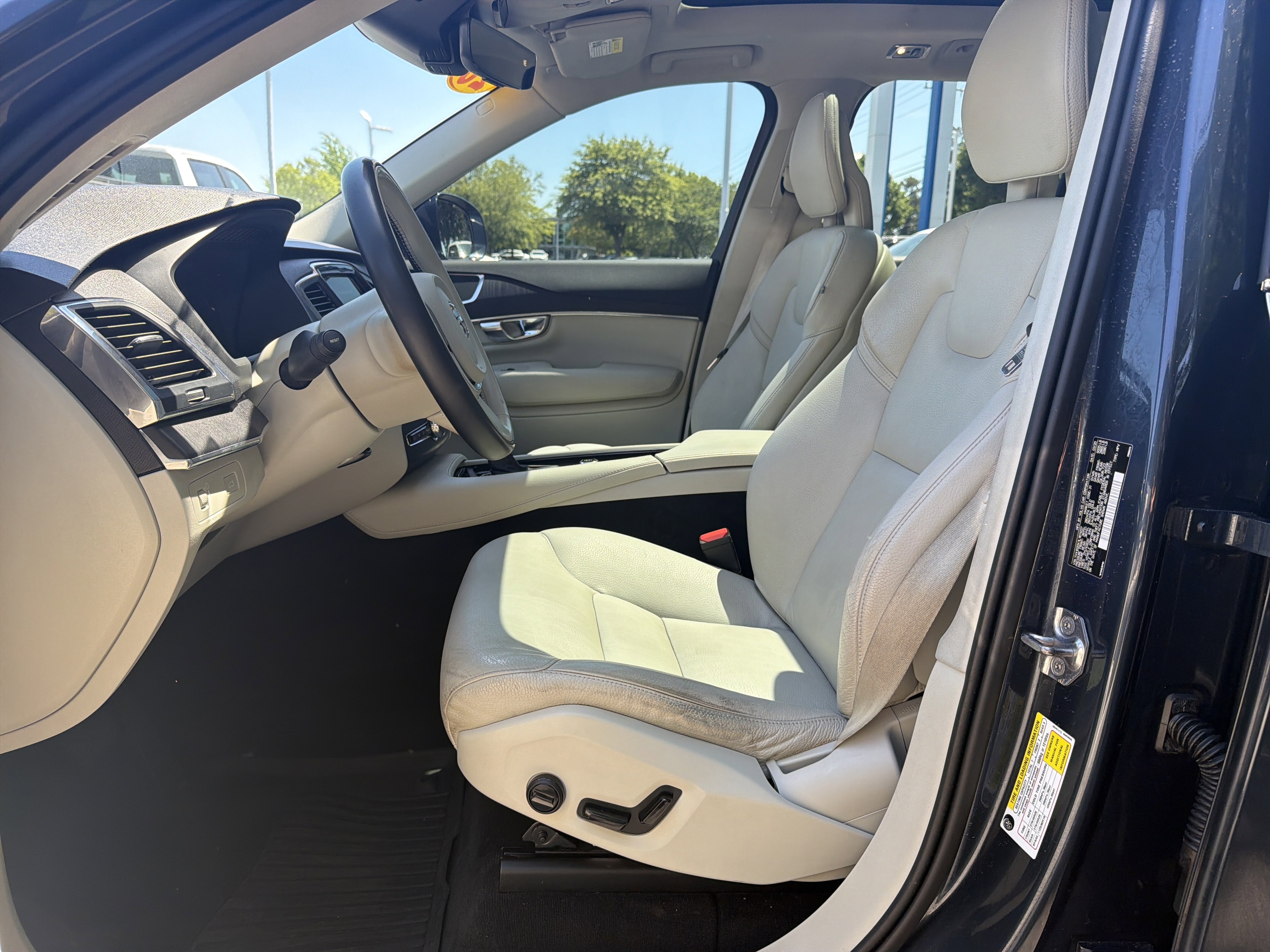 Used 2020 Volvo XC90 T5 Momentum w/ Protection Package Premier FWD image 16