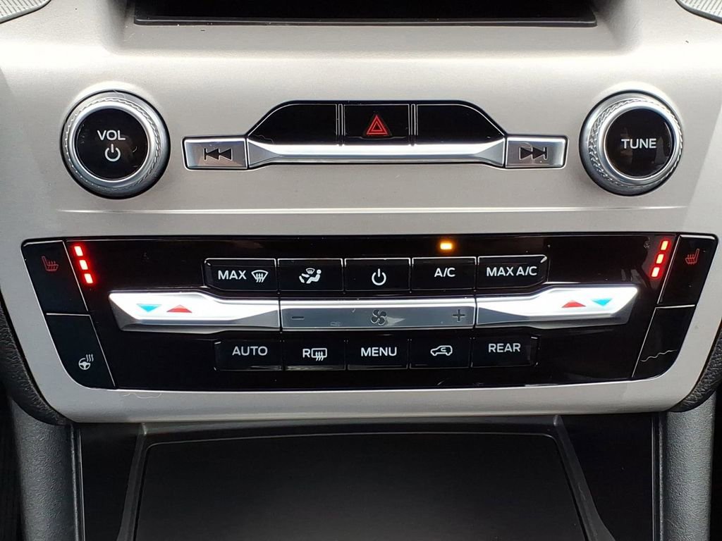 Used 2023 Ford Explorer XLT w/ Equipment Group 202A AWD/4WD image 17