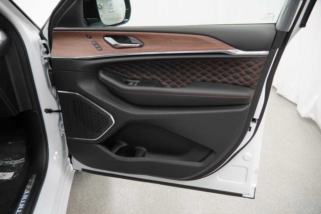 New 2025 Jeep Grand Cherokee Summit w/ Obsidian Package image 33